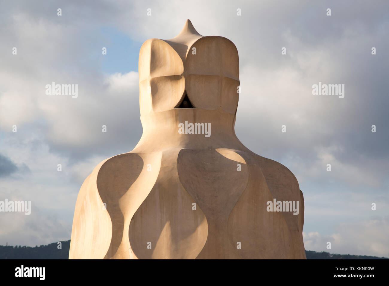 Les cheminées sur le toit de la Casa Milà, également connue sous le nom de la Pedreral, un bâtiment moderniste conçu par l'architecte Antoni Gaudí à Barcelone, en Catalogne, en Espagne Banque D'Images