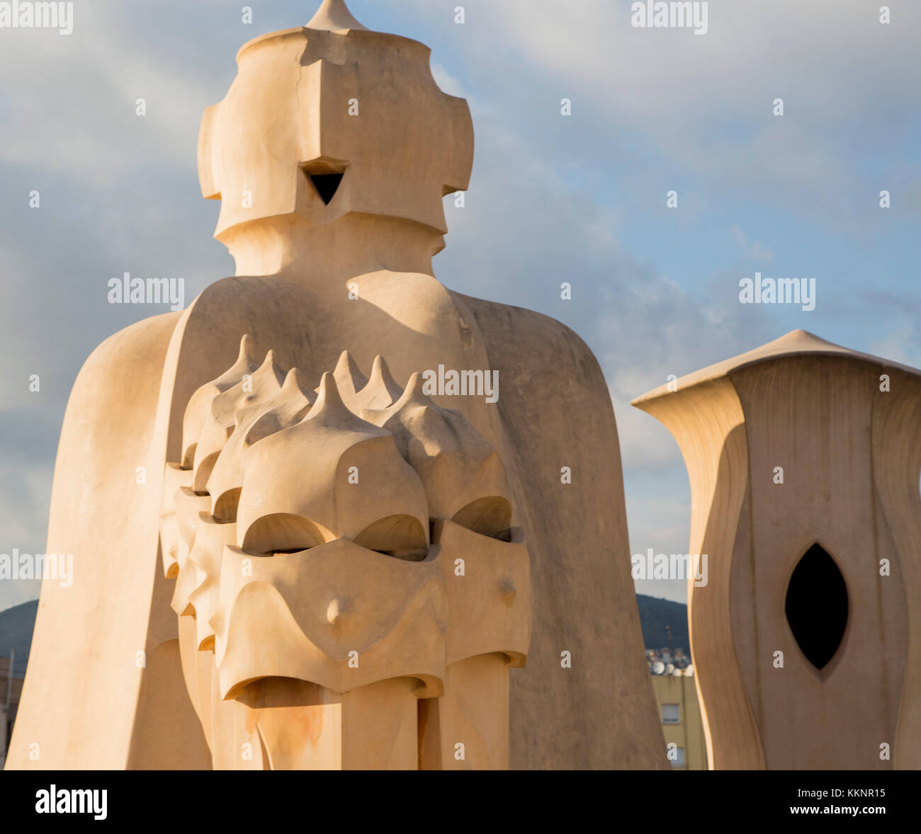 Les cheminées sur le toit de la Casa Milà, également connue sous le nom de la Pedreral, un bâtiment moderniste conçu par l'architecte Antoni Gaudí à Barcelone, en Catalogne, en Espagne Banque D'Images