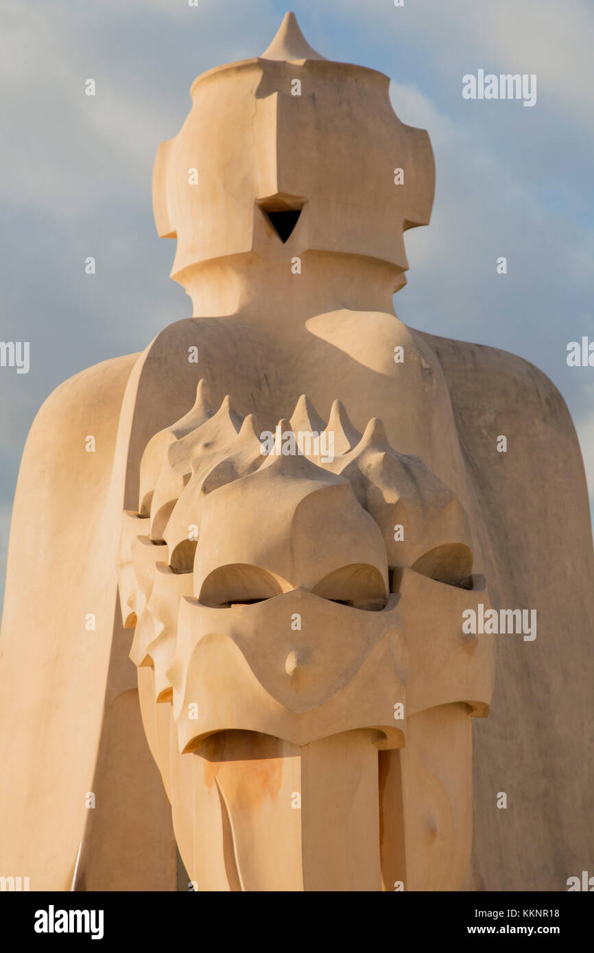 Les cheminées sur le toit de la Casa Milà, également connue sous le nom de la Pedreral, un bâtiment moderniste conçu par l'architecte Antoni Gaudí à Barcelone, en Catalogne, en Espagne Banque D'Images