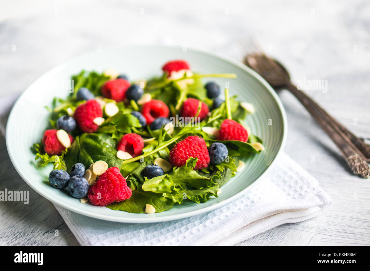 Salade verte aux fruits rouges et aux amandes Banque D'Images