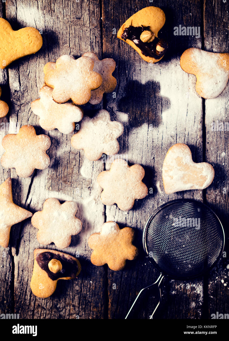 Des biscuits avec du sucre en poudre à partir de ci-dessus sur table en bois Banque D'Images