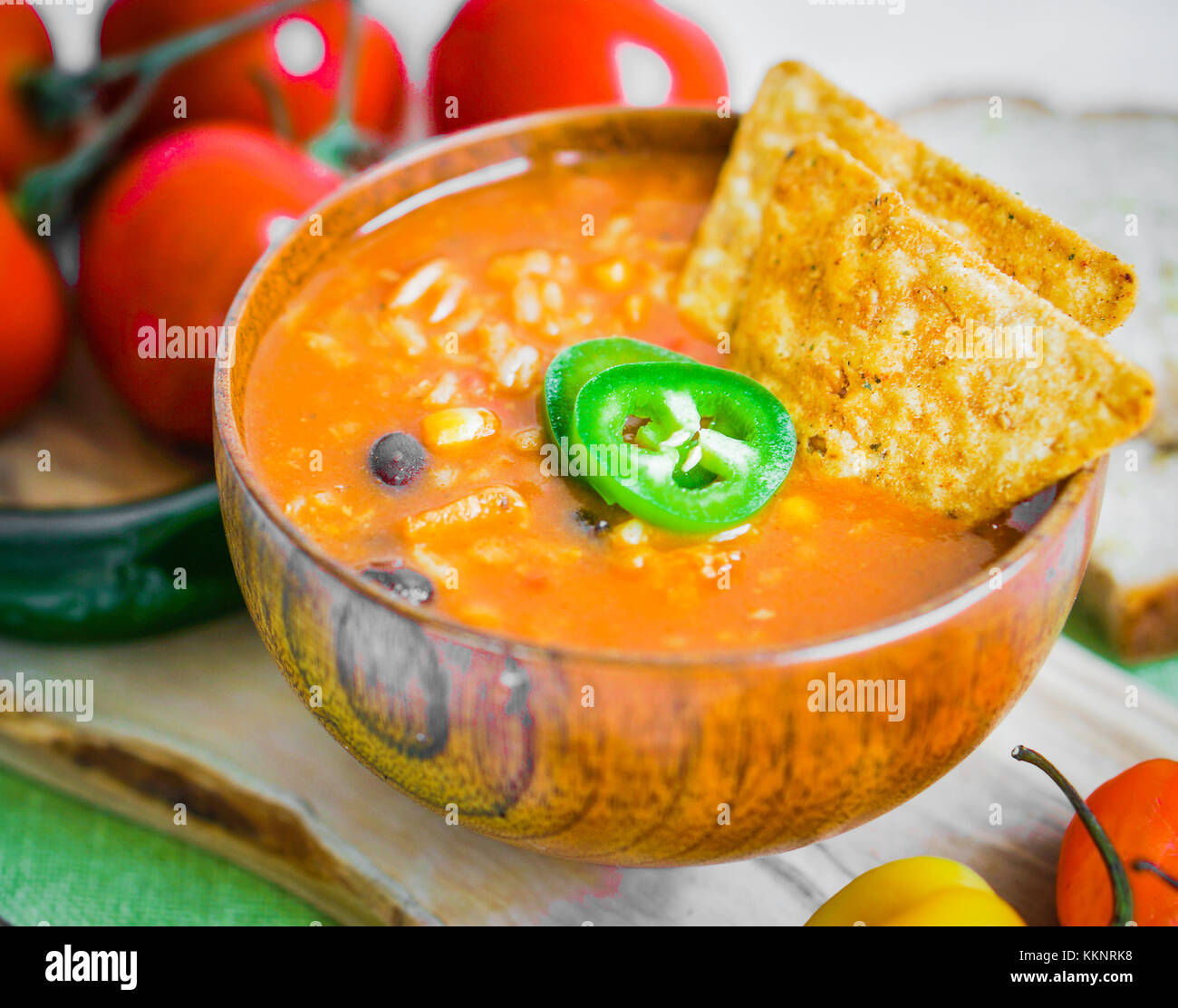 Frais et épicé chaud chili mexicain sur fond de soupe rustique Banque D'Images