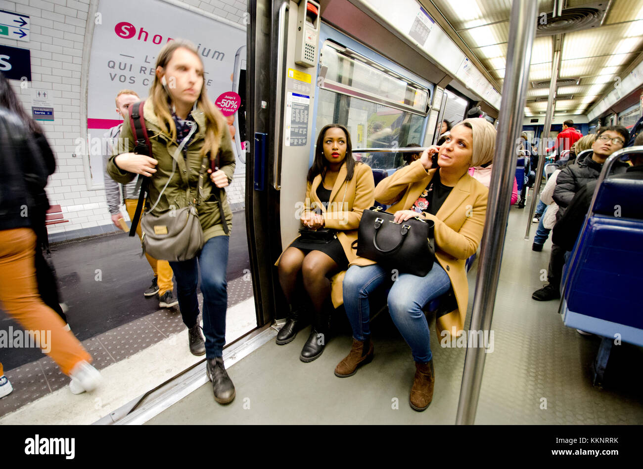 Paris, France. Les gens sur le métro de Paris Banque D'Images