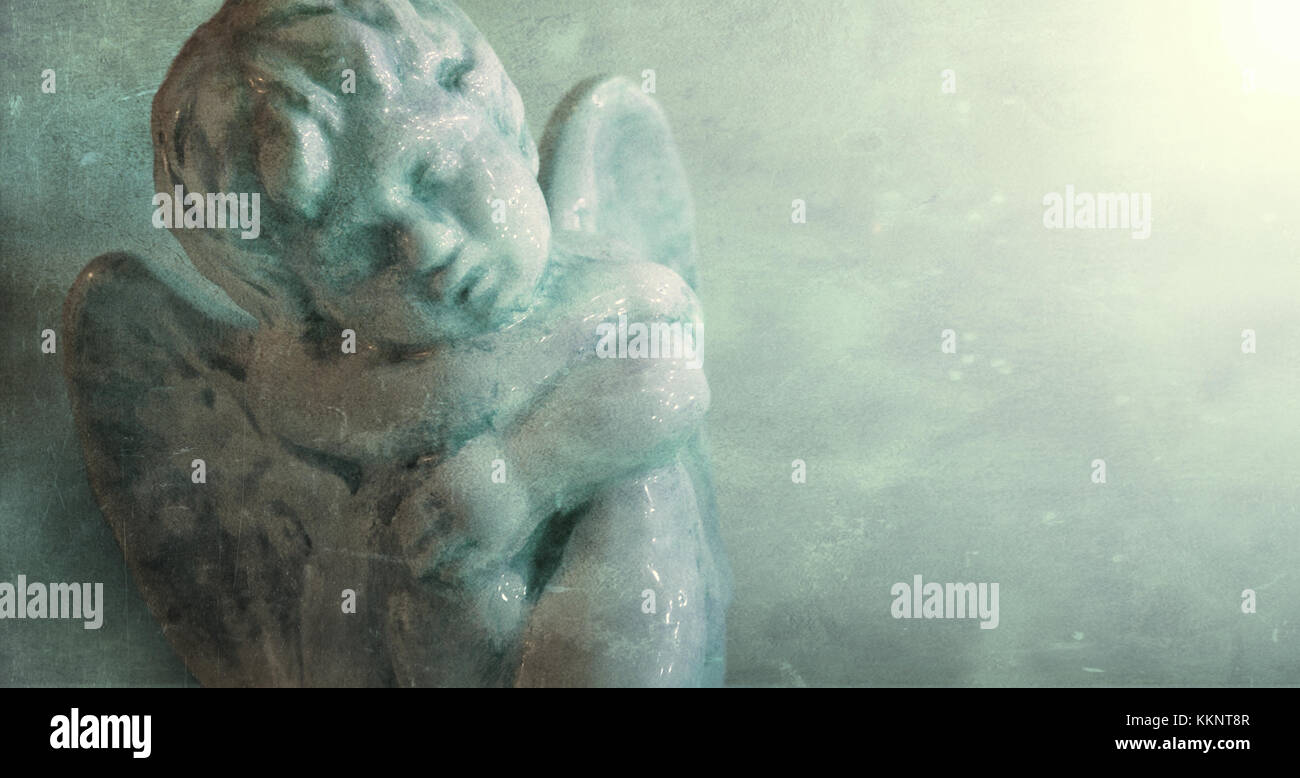 Gros plan d'une petite statue de sweet little angel assis au repos dans un style vintage Banque D'Images