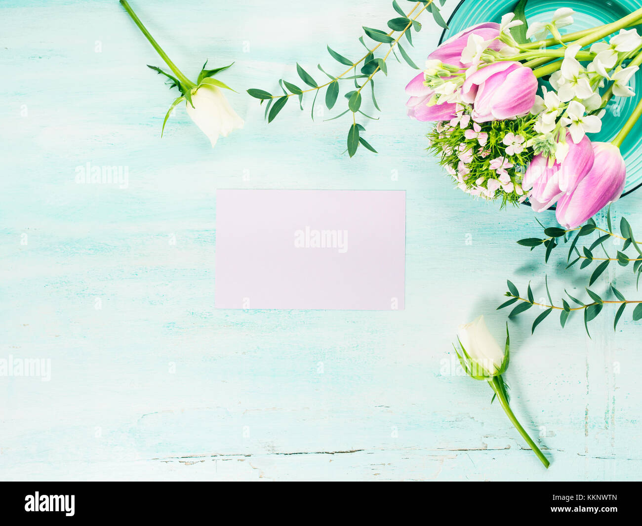 Carte mauve vide tulipes fleurs roses fond couleur pastel du