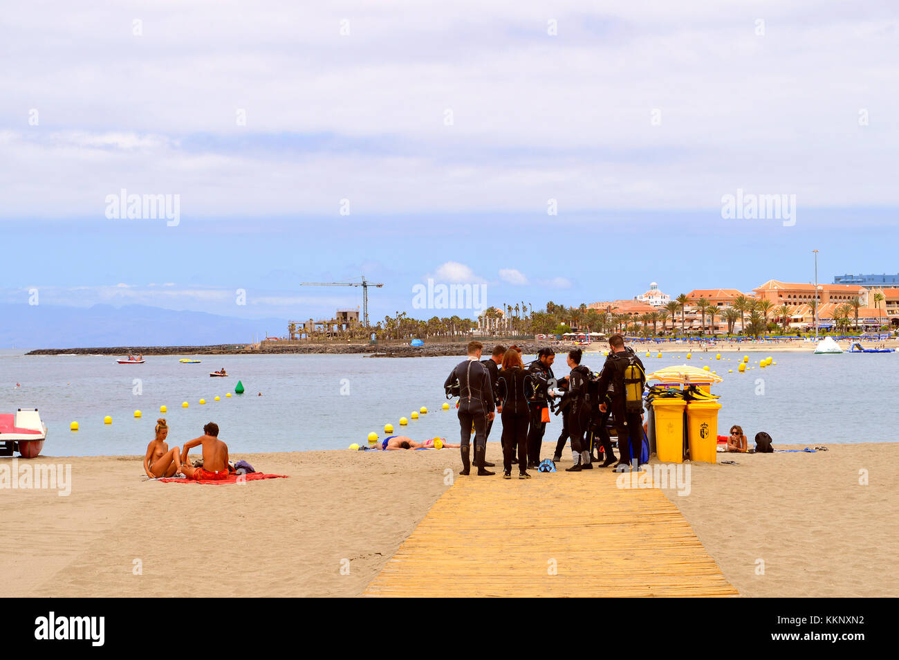 Les amateurs de plongée sous-marine sur la plage faire des vérifications de dernière minute avant d'entrer dans la Banque D'Images