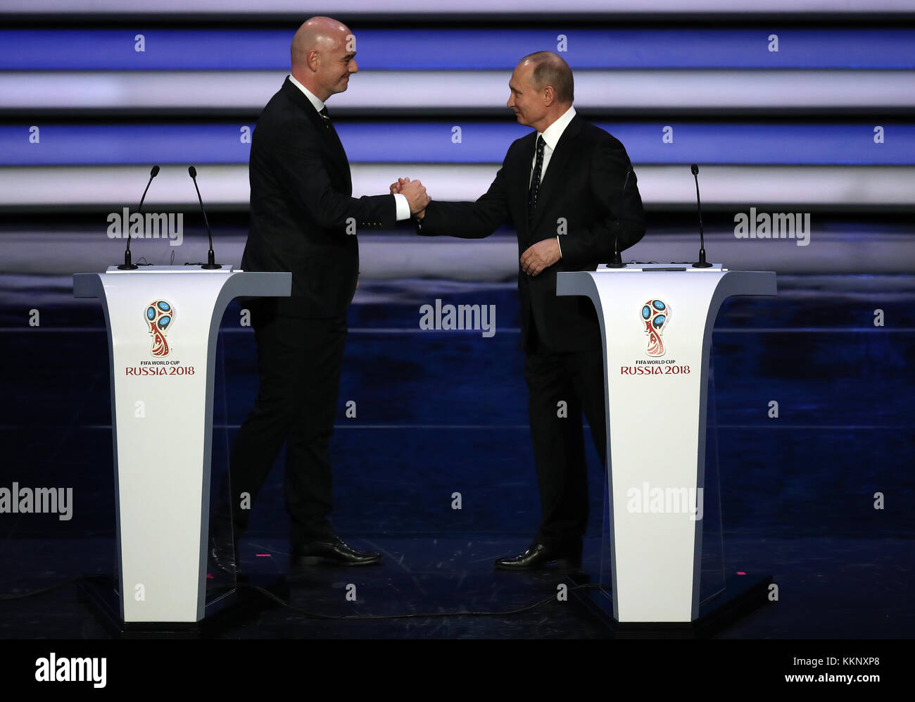 Le président russe Vladimir Poutine (à droite) secoue la main du président de la FIFA Gianni Infantino lors du tirage au sort de la coupe du monde FIFA 2018 au Kremlin, à Moscou. ASSOCIATION DE PRESSE photo Date: Vendredi 1er décembre 2017. Voir PA Story football World Cup. Le crédit photo devrait se lire comme suit : Nick Potts/PA Wire. Banque D'Images