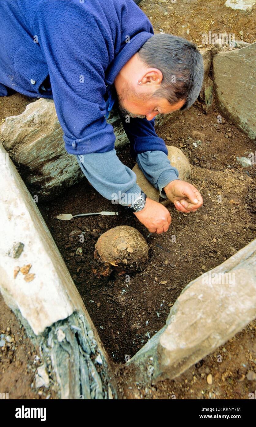 Des fouilles archéologiques. L'inhumation de pierre en haut du crâne à ciste Largie cercle bois site préhistorique à Kilmartin, Argyll, Scotland Banque D'Images