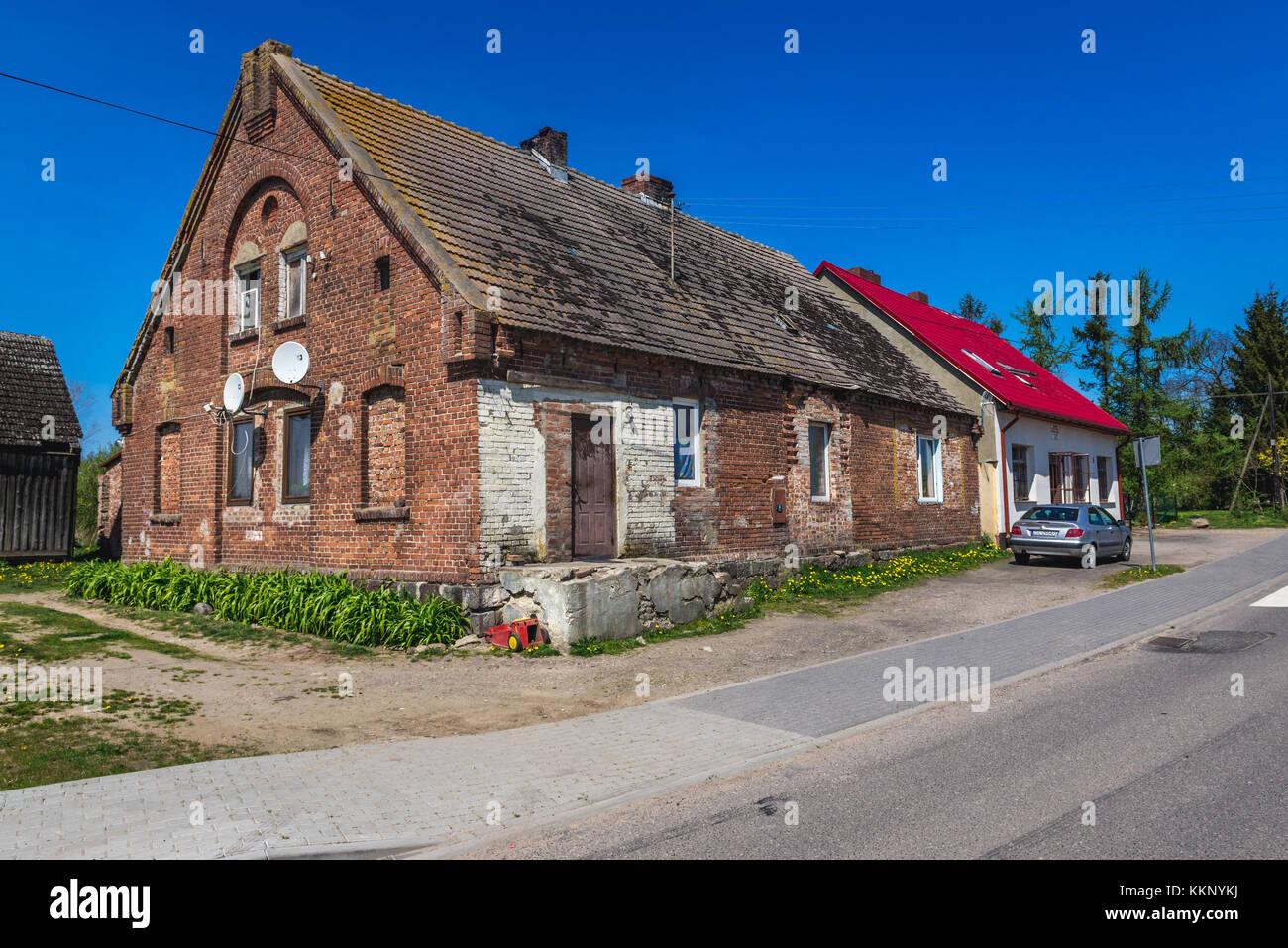 Ancienne maison dans le village de Krolewo dans la Voïvodeship de Poméranie occidentale de Pologne Banque D'Images