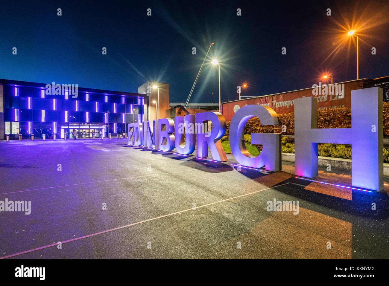 Vue nocturne du terminal de l'aéroport d'Édimbourg, Écosse, Royaume-Uni Banque D'Images
