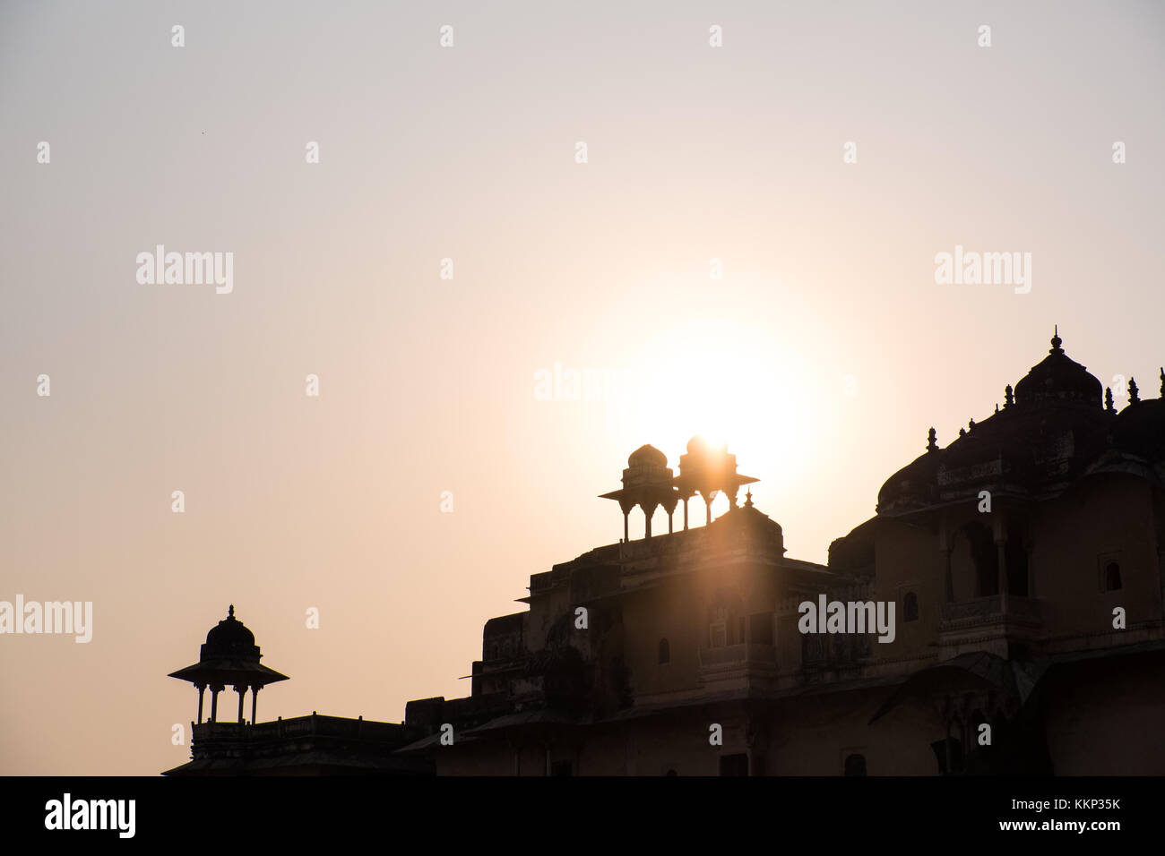Les tourelles et les coupoles d'un palais indien contre un coucher de soleil, Bundi, Rajasthan, Inde Banque D'Images
