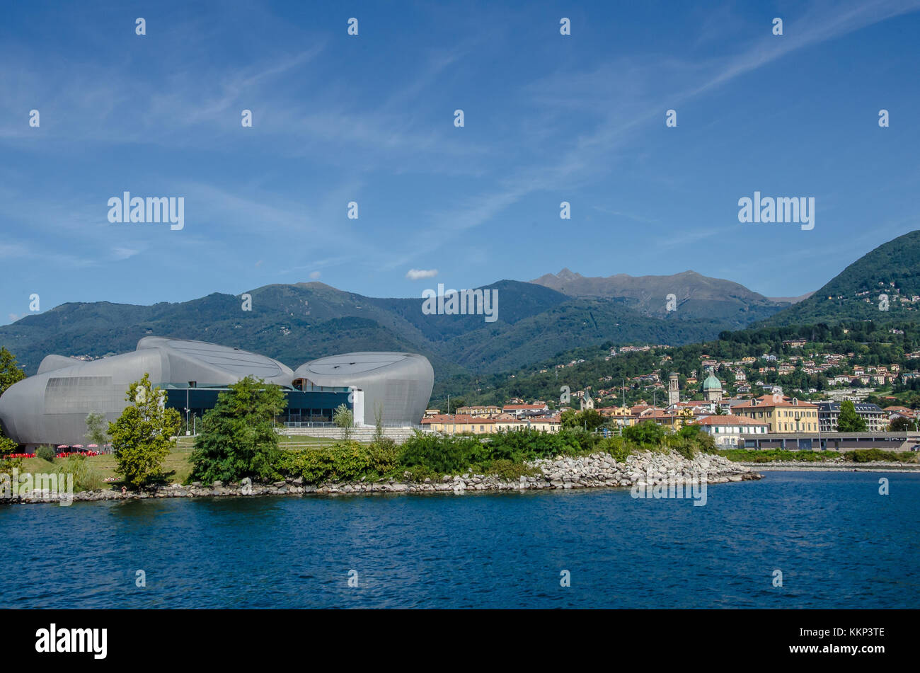 Le complexe culturel multifonctionnel (CEM) de Verbania agit comme pivot de la mise en place d'un plus large de requalification de la ville, à la fois social et paysage sage. Banque D'Images