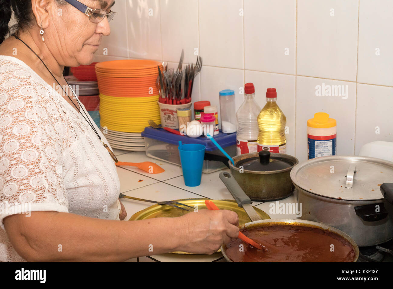 Boquillas del Carmen, Coahuila, Mexique - cuisinier au restaurant Boquillas. La petite ville frontalière est populaire auprès des touristes qui traversent le Rio Grande ( Banque D'Images