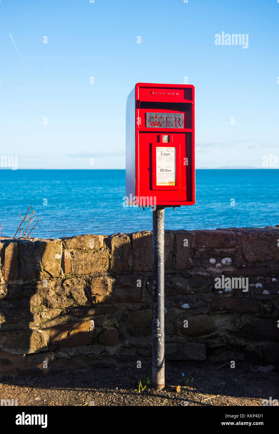 Nouveau style de la e2r postbox lampe à wiseman's Brook, nr amroth, West Wales, UK. Banque D'Images