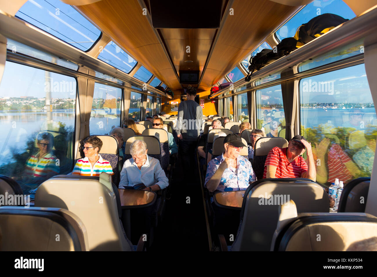 Les gens assis à l'intérieur de l'explorateur du Nord pittoresque train entre Auckland et Wellington, Nouvelle-Zélande Banque D'Images