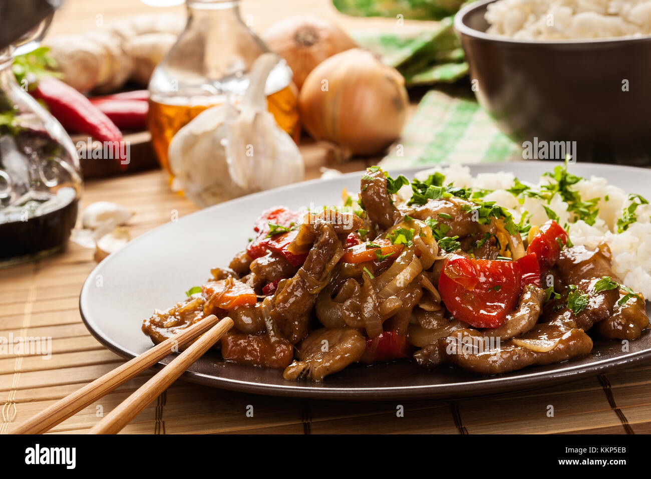 Rôti de surlonge de porc collant chinois avec une sauce sucré et salé servi avec riz bouilli Banque D'Images