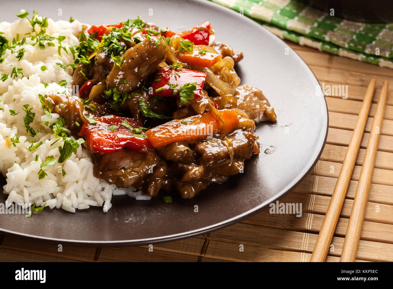 Rôti de surlonge de porc collant chinois avec une sauce sucré et salé servi avec riz bouilli Banque D'Images