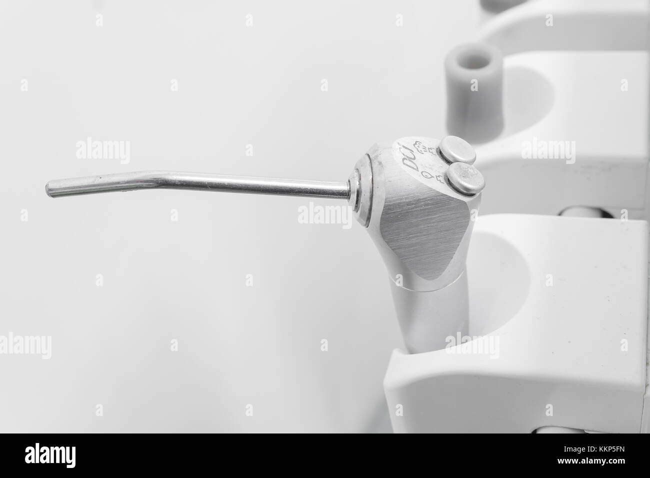 Différents instruments et outils dentaire dans un cabinet de dentistes, de l'équipement spécialisé pour traiter tous les types de maladies dentaires dans le bureau. Banque D'Images