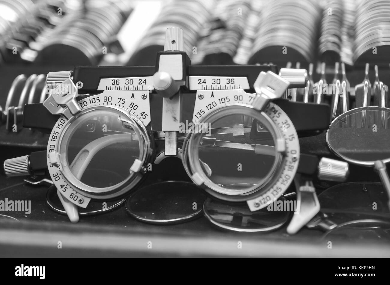 Gros plan d'une optique à l'intérieur du phoropter sur une vitrine dans un arrière-plan flou Banque D'Images