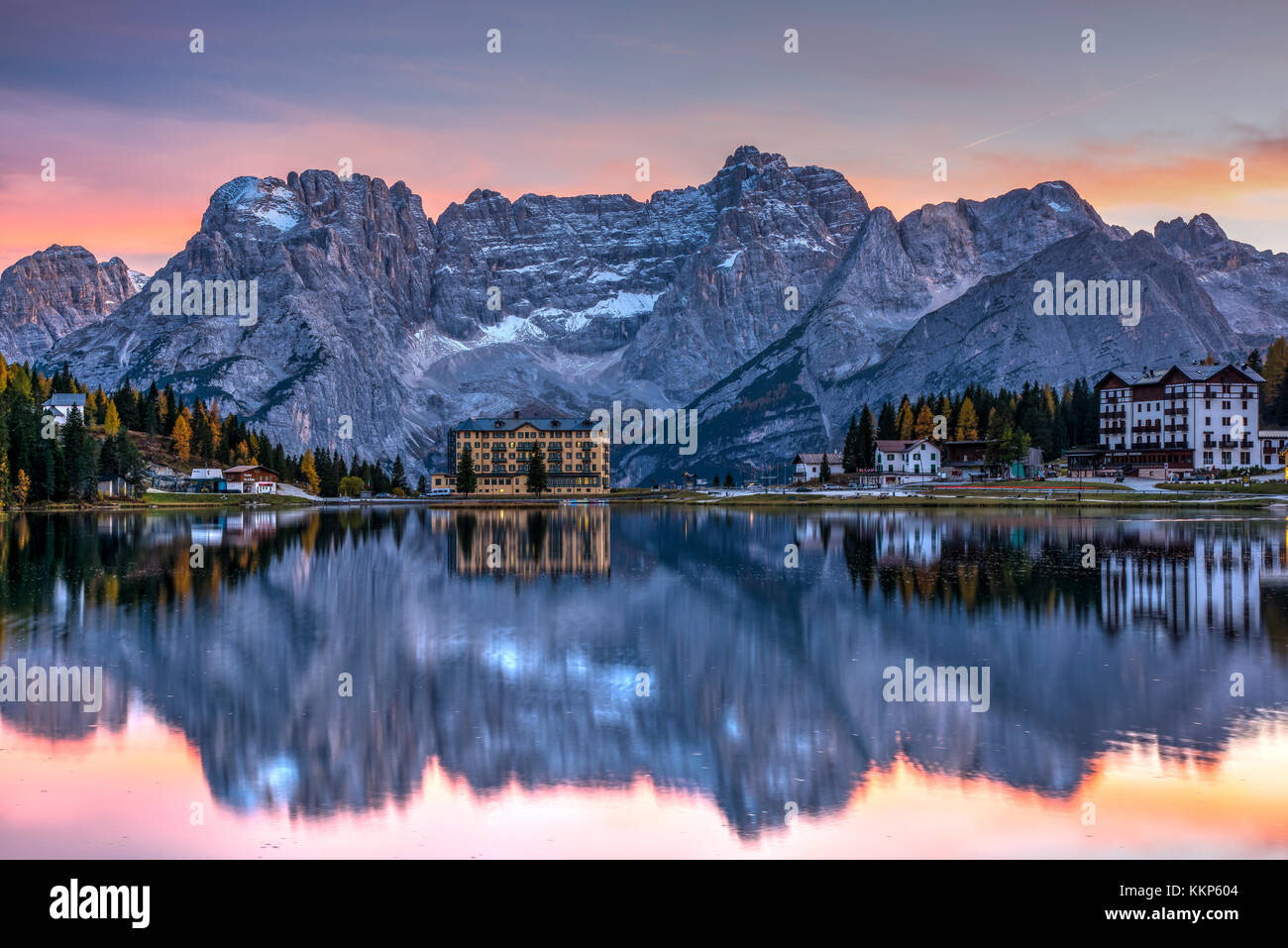 Coucher du soleil sur le lac de Misurima avec Sorapis Groupe de montagne dans l'arrière-plan, Misurina, Veneto, Italie Banque D'Images