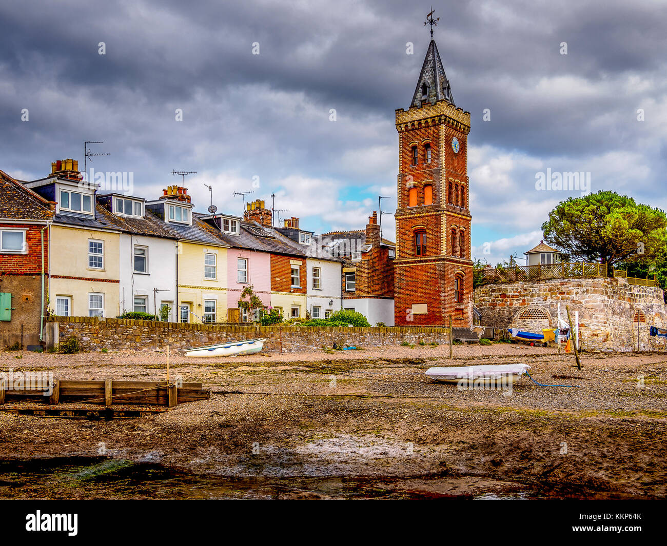 Lympstone, Devon est connu localement pour Peter's Tower, une tour de l'horloge de riverfront italianisant brique construit autour de 1885 par W.H. peters comme un mémorial à son Banque D'Images