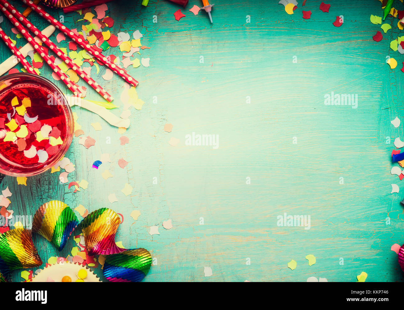 Carte De Souhaits D Anniversaire Turquoise Avec Decoration Anniversaire Arriere Plan Vue De Dessus Du Chassis Photo Stock Alamy Carte De Souhaits D Anniversaire Turquoise Avec Decoration Anniversaire Arriere Plan Vue De Dessus Du Chassis Photo Stock Alamy