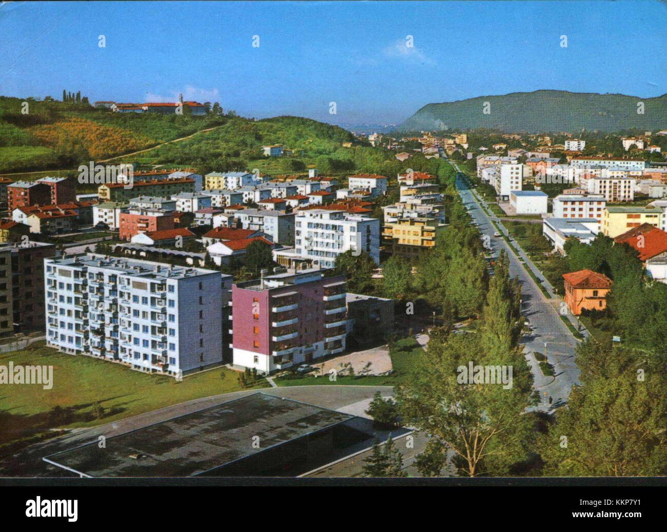 Une carte postale de 1969 représentant Nova Gorica, une ville de Slovénie, mettant en valeur son architecture unique et son identité culturelle. Nova Gorica est connue pour son développement après la seconde Guerre mondiale et ses influences modernistes. Banque D'Images