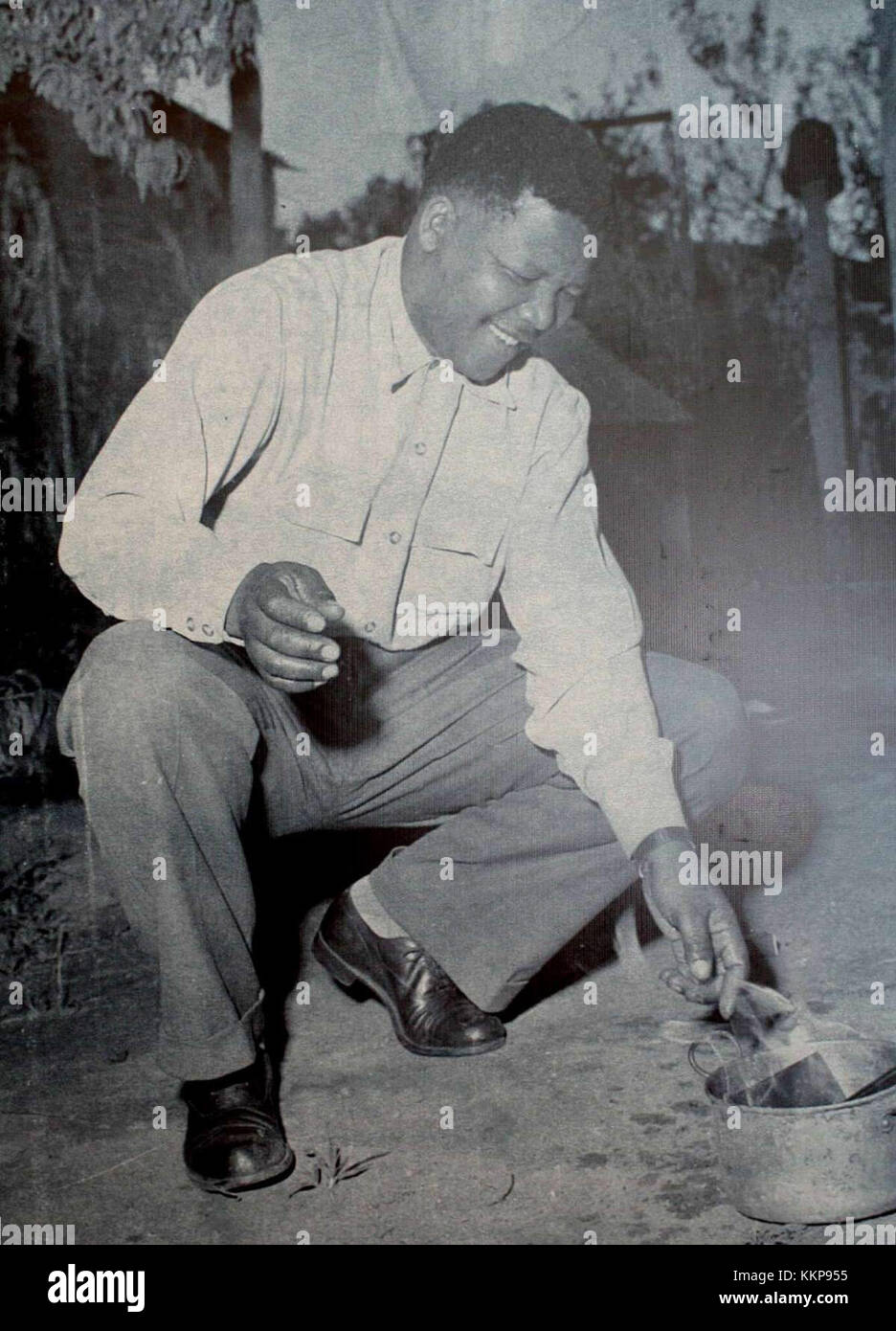 Photographie représentant Nelson Mandela passant par un poste de contrôle de sécurité en 1960 pendant la période de l'apartheid. Banque D'Images