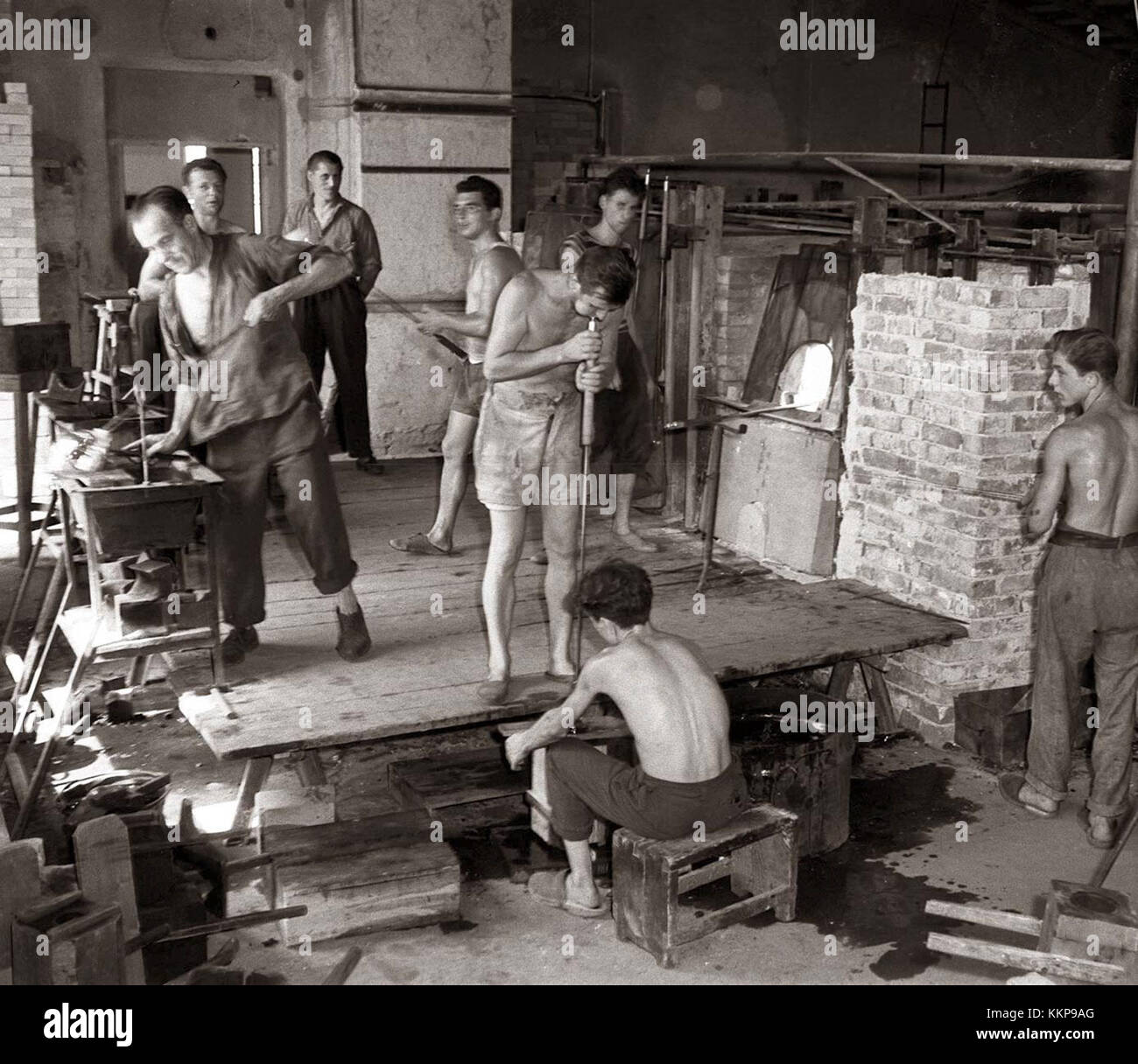 Le Pavillon de la verrerie collective de Slovenska Bistrica, construit en 1958, représente un morceau de l'architecture et de l'histoire industrielle de la Slovénie après la seconde Guerre mondiale. La structure reflète la croissance industrielle de countryâ€™ au milieu du XXe siècle. Banque D'Images