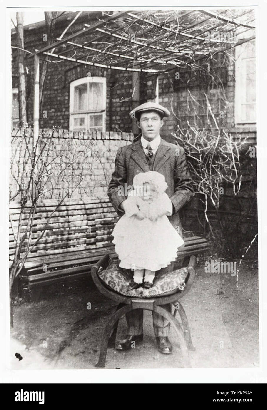 Percy Cartwright et sa fille Ella Cecil sont photographiés à Hughesovka vers 1913. Cette photographie historique offre un aperçu de la vie familiale et du début du XXe siècle en Ukraine. Banque D'Images