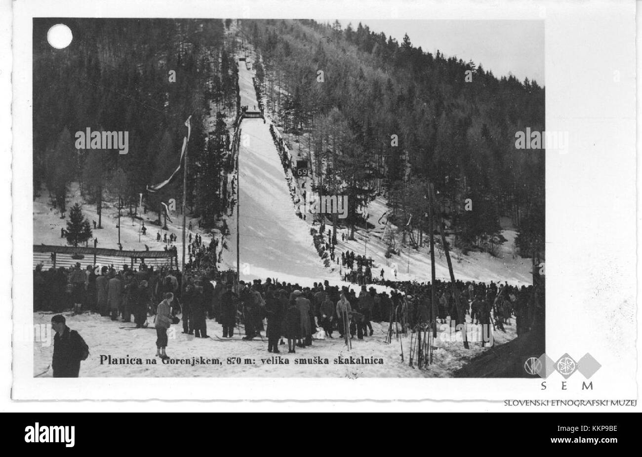 La colline de saut de Planica est un site de saut à ski bien connu en Slovénie, célèbre pour ses grands sauts et son importance historique dans les sports d'hiver. Banque D'Images