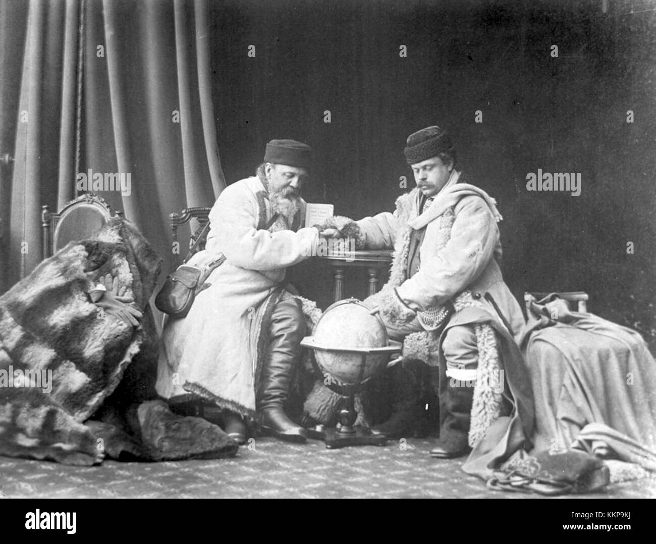 Cette image montre Pyasetskiy, un personnage notable, aux côtés d'un homme non identifié. Leur identité et le contexte de la photographie restent flous, mais l’image représente un moment de l’histoire, potentiellement dans un contexte russe ou européen de l’est. Banque D'Images