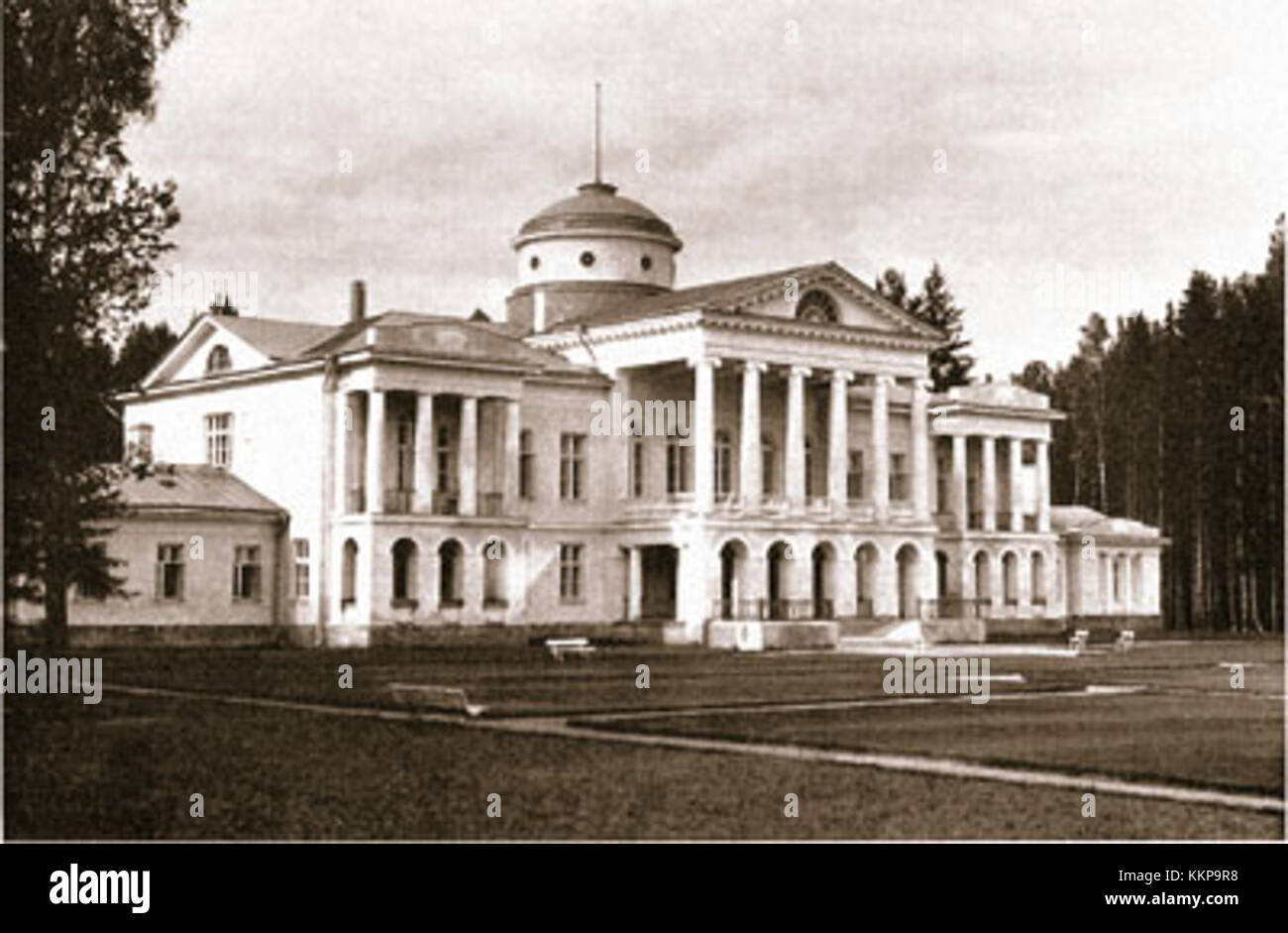 Palais de Russie est un terme qui peut se référer à divers palais en Russie, significatifs pour leur grandeur architecturale et leur importance historique. Ces structures reflètent souvent le passé impérial et le patrimoine culturel de la Russie. Banque D'Images