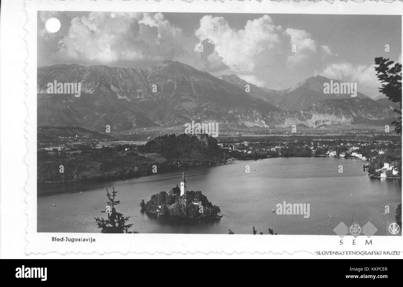 Une carte postale offrant une vue panoramique sur Bled, une destination touristique populaire en Slovénie, mettant en valeur sa beauté naturelle et la célèbre île de Bled. Banque D'Images