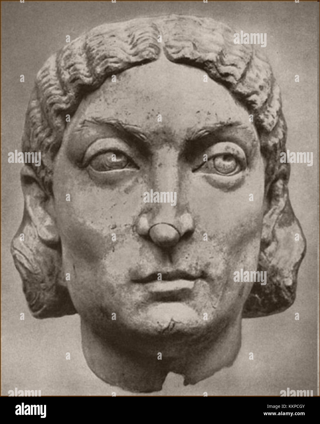 La vieille femme au Musée du Latran est une sculpture représentant une figure âgée, qui fait partie de la collection du musée, mettant en valeur l'expression historique et artistique dans l'ancien Banque D'Images