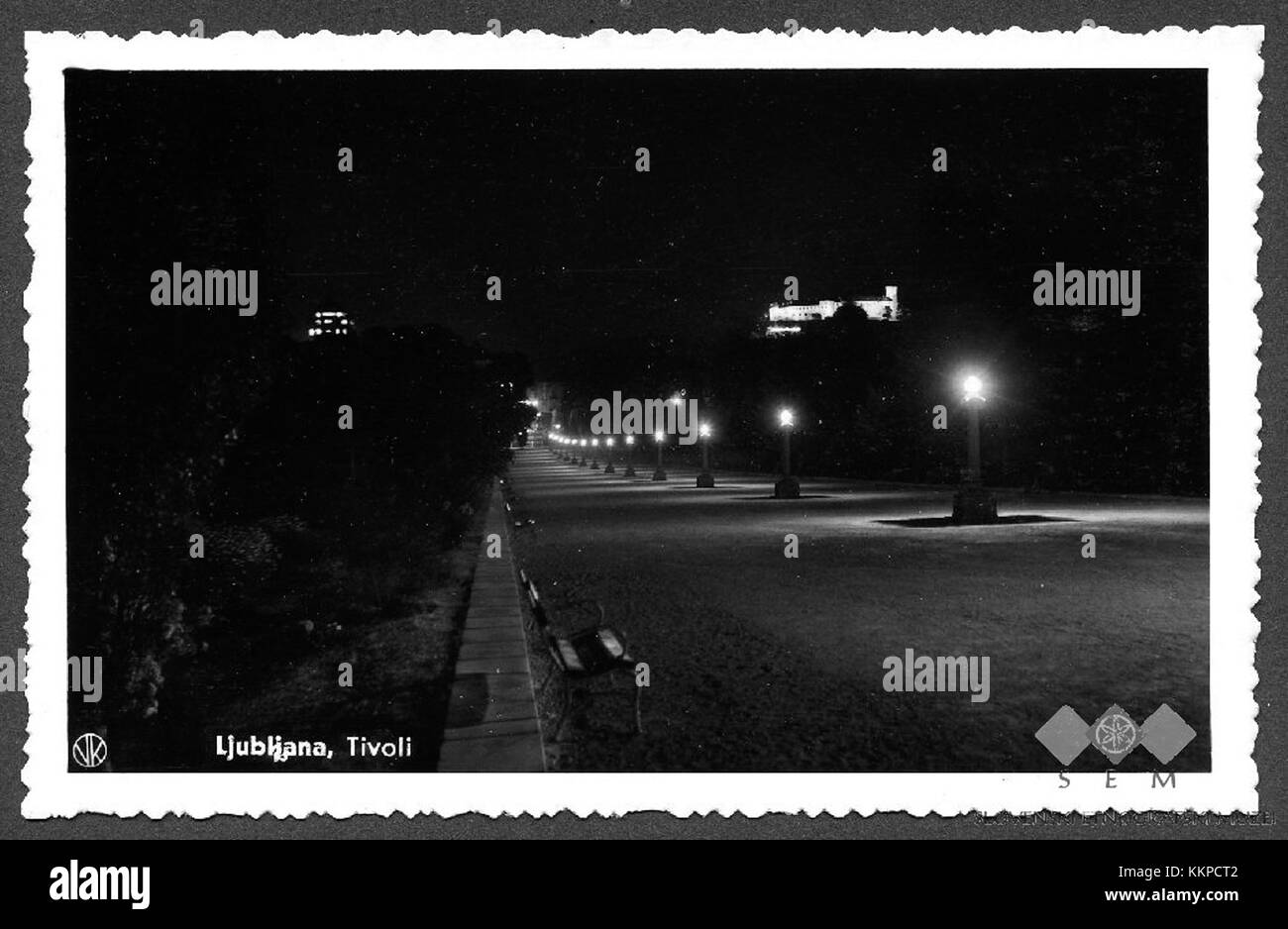 Cette carte postale représente le parc Tivoli de Ljubljana, Slovénie, la nuit, mettant en valeur la beauté du paysage du parc et l'illumination de la ville. Le parc Tivoli est un espace vert majeur de Ljubljana, connu pour sa beauté naturelle et son importance historique. Banque D'Images