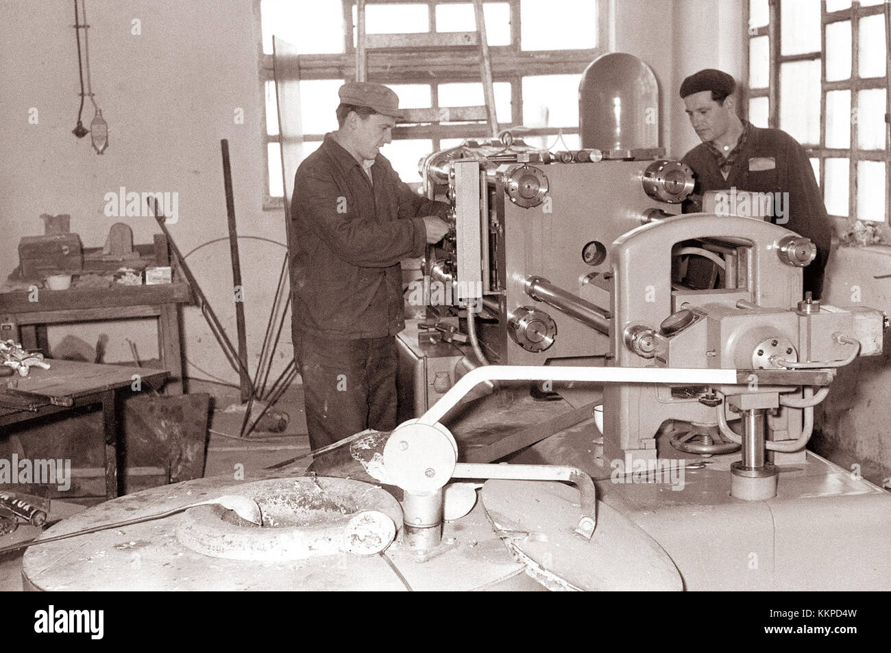 Il s'agit d'une nouvelle machine italienne installée dans l'usine automobile de Ptuj en 1962, mettant en évidence les développements industriels au milieu du XXe siècle. Banque D'Images