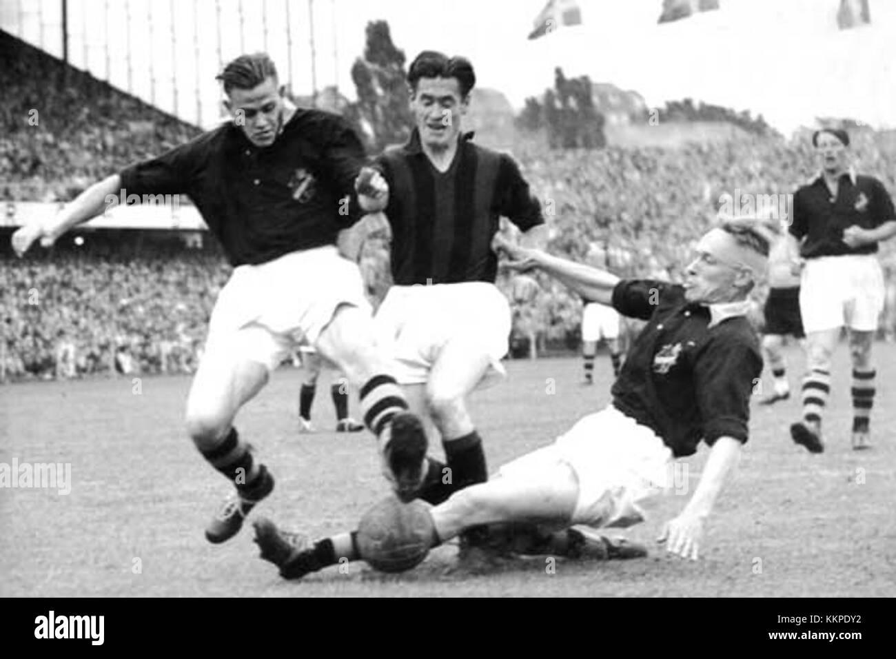 AIK Milan 1950 fait référence à l'année où l'équipe de football AIK s'est rendue à Milan, en Italie, pour participer à un match international. L'événement est important dans l'histoire du football car il marque l'implication de l'équipe dans les compétitions mondiales et sa présence sur la scène sportive internationale au cours des années 1950 Banque D'Images