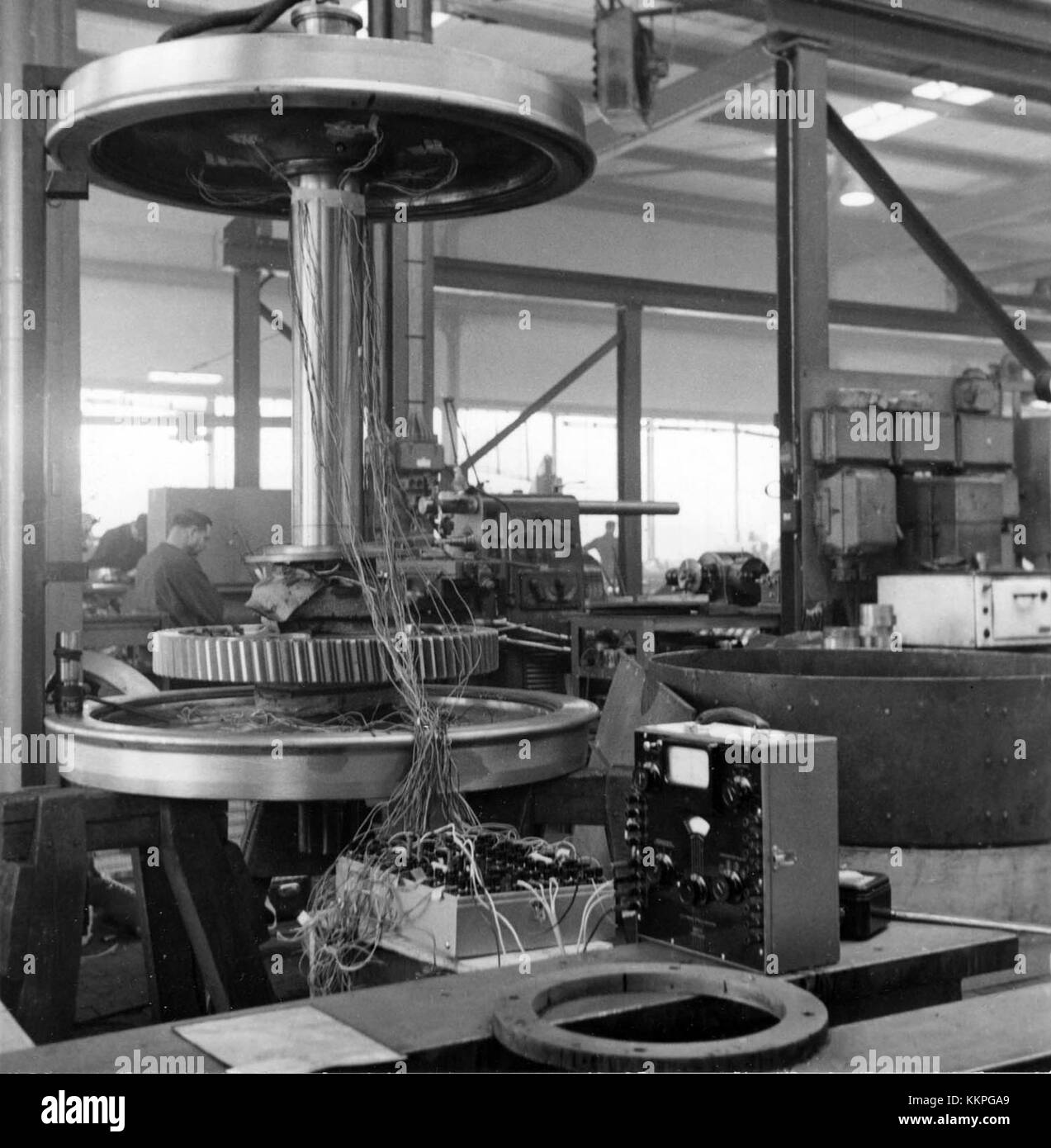 Cette image, intitulée « First Wheels 3 », représente probablement un modèle précoce d'un véhicule, symbolisant les premières étapes de l'histoire et du développement de l'automobile. Banque D'Images