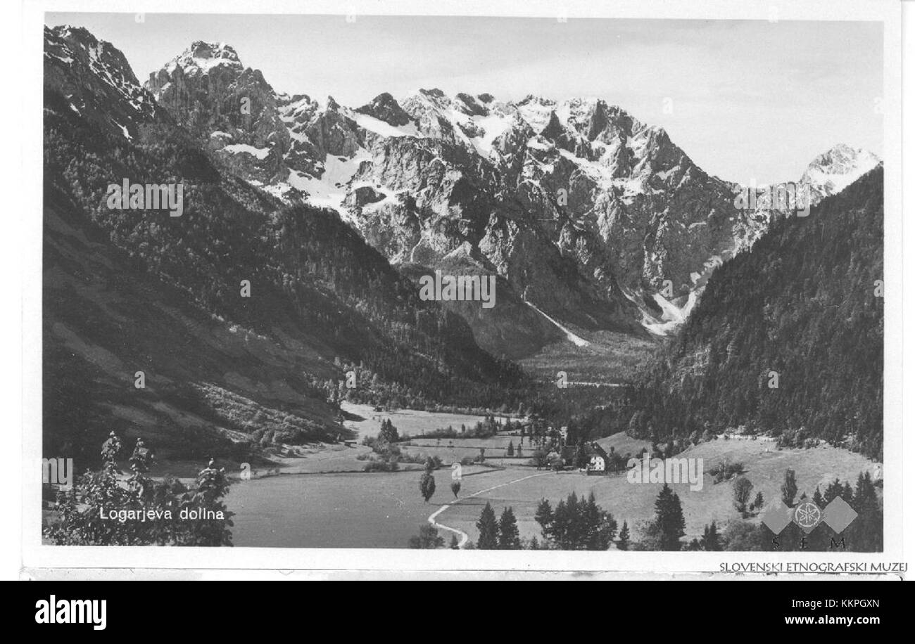 Cette carte postale de la vallée de Logar, en Slovénie, met en valeur la beauté naturelle étonnante de la vallée, connue pour sa verdure luxuriante, ses paysages alpins et son atmosphère tranquille. La vallée est une destination touristique populaire et fait partie du patrimoine naturel de la Slovénie. Banque D'Images