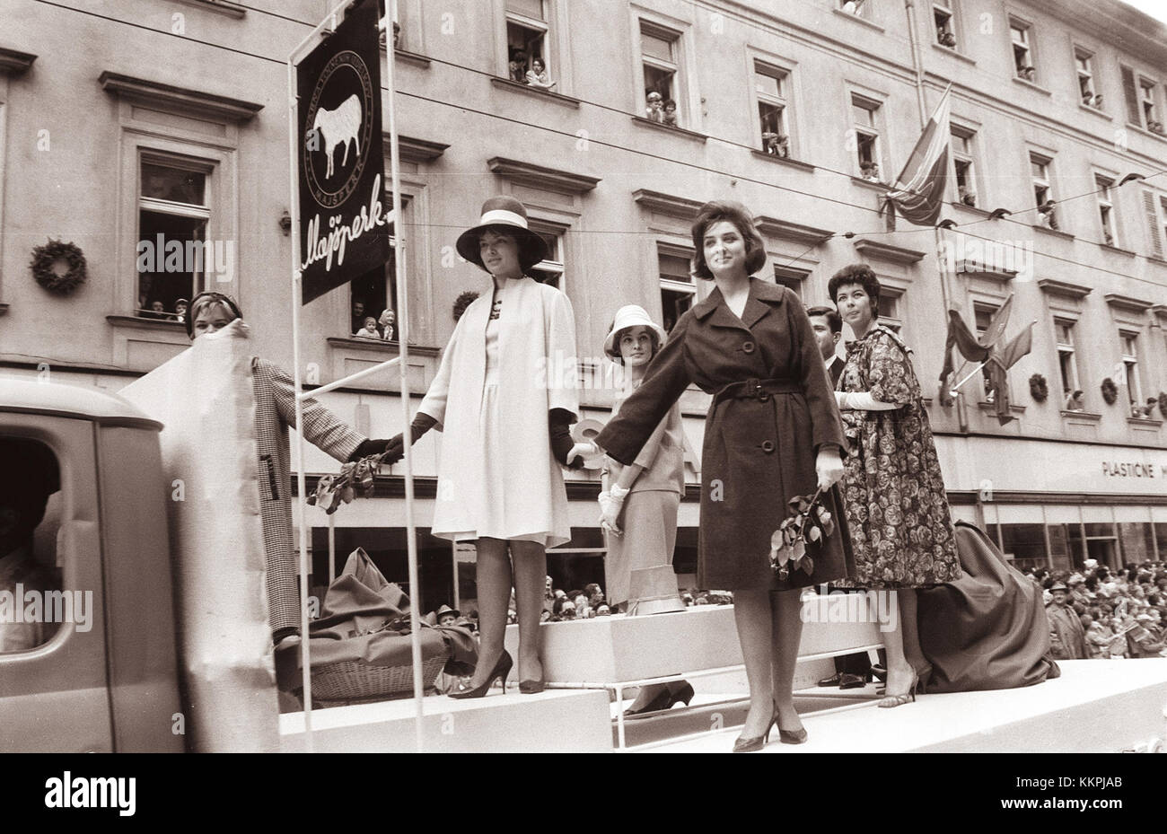 Le défilé du 1er mai 1961 (Prvomajski sprevod) à Ljubljana, en Slovénie, a été un événement important dans l'histoire culturelle et politique de la ville, célébrant les mouvements syndicaux et les droits des travailleurs. Banque D'Images Le défilé du 1er mai 1961 (Prvomajski sprevod) à Ljubljana, en Slovénie, a été un événement important dans l'histoire culturelle et politique de la ville, célébrant les mouvements syndicaux et les droits des travailleurs. Banque D'Images