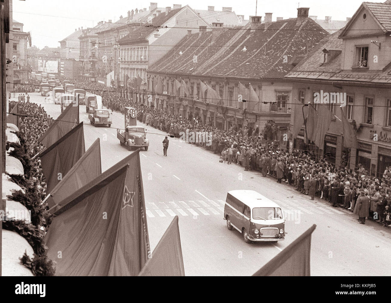 La procession de Prvomajski à Ljubljana, tenue le 1er mai 1960, célèbre la Journée internationale des travailleurs. Cet événement marque la signification sociale et politique des droits workers’ en Slovénie et en Yougoslavie pendant cette période. Banque D'Images La procession de Prvomajski à Ljubljana, tenue le 1er mai 1960, célèbre la Journée internationale des travailleurs. Cet événement marque la signification sociale et politique des droits workers’ en Slovénie et en Yougoslavie pendant cette période. Banque D'Images