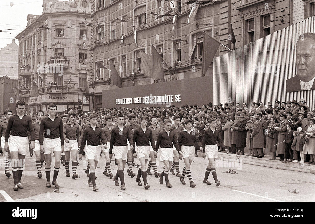 Le défilé du 1er mai à Ljubljana, Slovénie, en 1960, a célébré le travail et les droits des travailleurs avec une grande procession, reflétant l'atmosphère politique et sociale de l'époque. Banque D'Images Le défilé du 1er mai à Ljubljana, Slovénie, en 1960, a célébré le travail et les droits des travailleurs avec une grande procession, reflétant l'atmosphère politique et sociale de l'époque. Banque D'Images