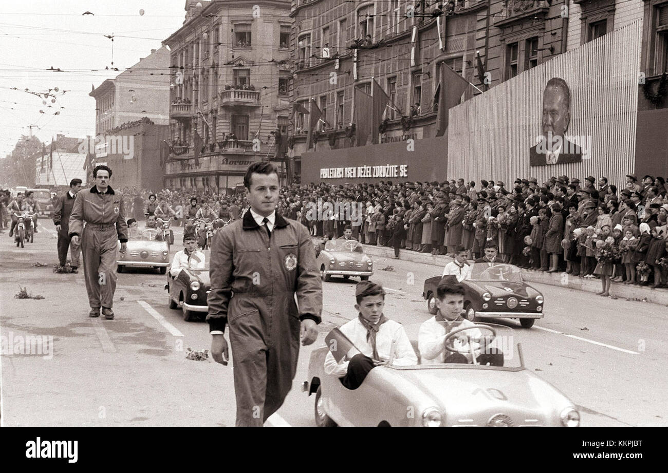 Une image historique du défilé du 1er mai (Prvomajski sprevod) à Ljubljana, Slovénie, de 1960, représentant la célébration du travail et de l'idéologie socialiste. Banque D'Images Une image historique du défilé du 1er mai (Prvomajski sprevod) à Ljubljana, Slovénie, de 1960, représentant la célébration du travail et de l'idéologie socialiste. Banque D'Images