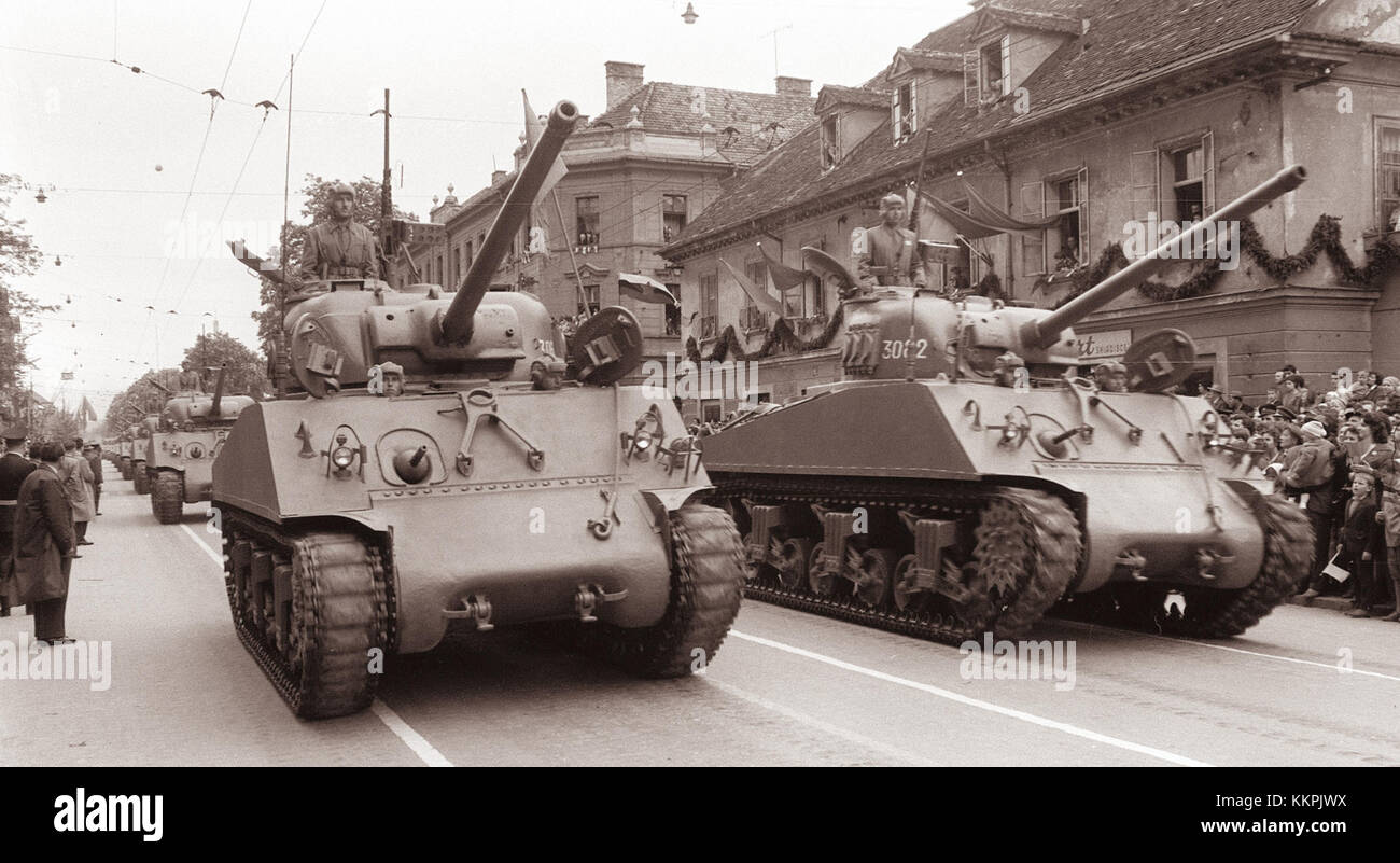 La procession Prvomajski de 1961 à Ljubljana, Slovénie, marque la célébration du 1er mai, avec un défilé et des manifestations pour les droits de workers’. Banque D'Images La procession Prvomajski de 1961 à Ljubljana, Slovénie, marque la célébration du 1er mai, avec un défilé et des manifestations pour les droits de workers’. Banque D'Images