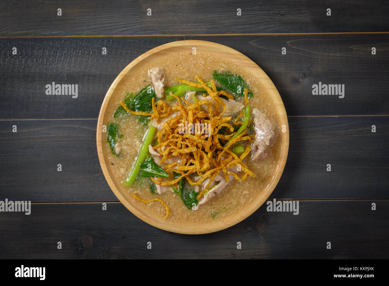 Les nouilles dans une sauce épaisse Rad (Na) sur la table en bois, de l'alimentation locaux thaïlandais, vue du dessus Banque D'Images