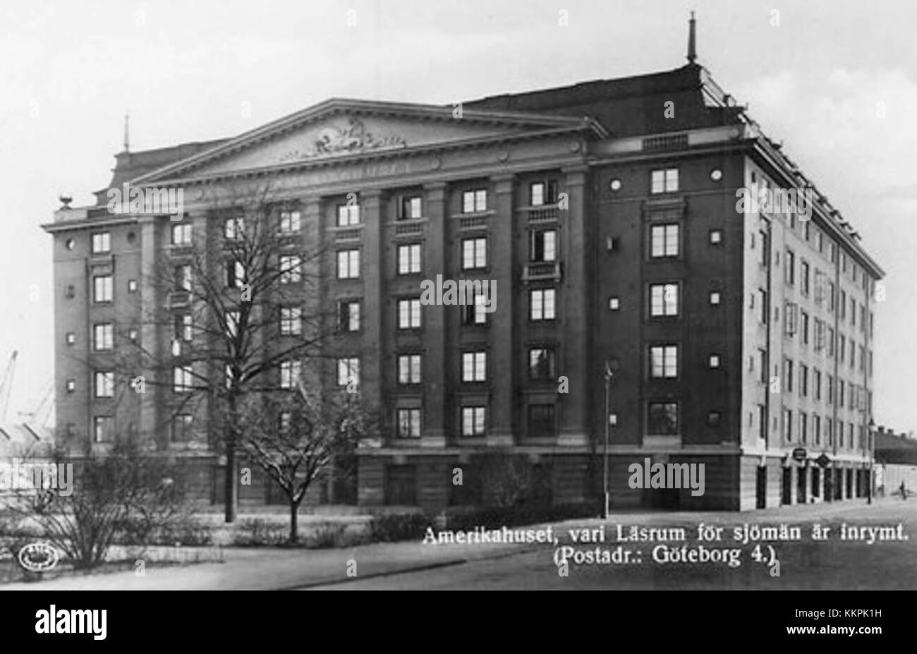 Amerikahuset, situé à Gothenburg, en Suède, est un bâtiment emblématique reflétant les influences architecturales et culturelles du design américain en Suède. Le bâtiment sert de repère à l'architecture du XXe siècle dans la région. Banque D'Images