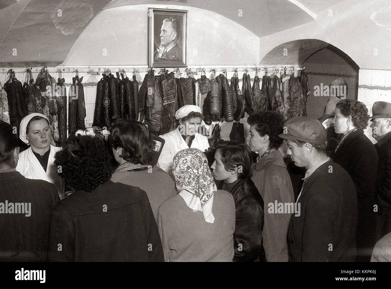Rogova Mesnica, une boucherie située à Maribor, en Slovénie, représentée sur une photographie de 1957, montrant l'aspect historique et l'importance de la boutique. Banque D'Images