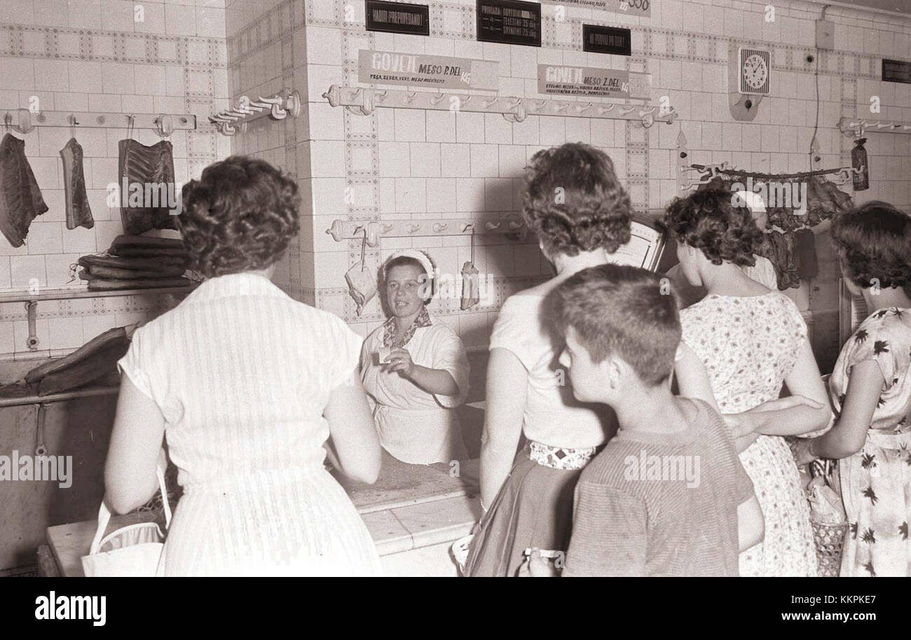 V mariborski mesariji, de 1959, fait probablement référence aux boucheries de Maribor, en Slovénie. Le titre pourrait faire référence à un instantané historique ou culturel de ces entreprises pendant cette période. Banque D'Images