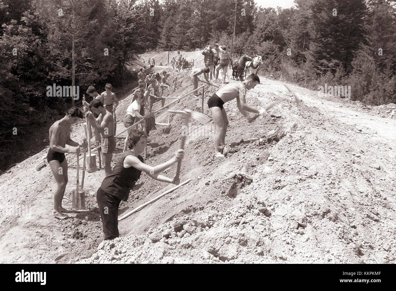 La reconstruction de l'ancienne route près de Lenart dans la région de Slovenske Gorice et près de Benedikt en 1960 visait à améliorer les infrastructures de transport dans la région. Banque D'Images
